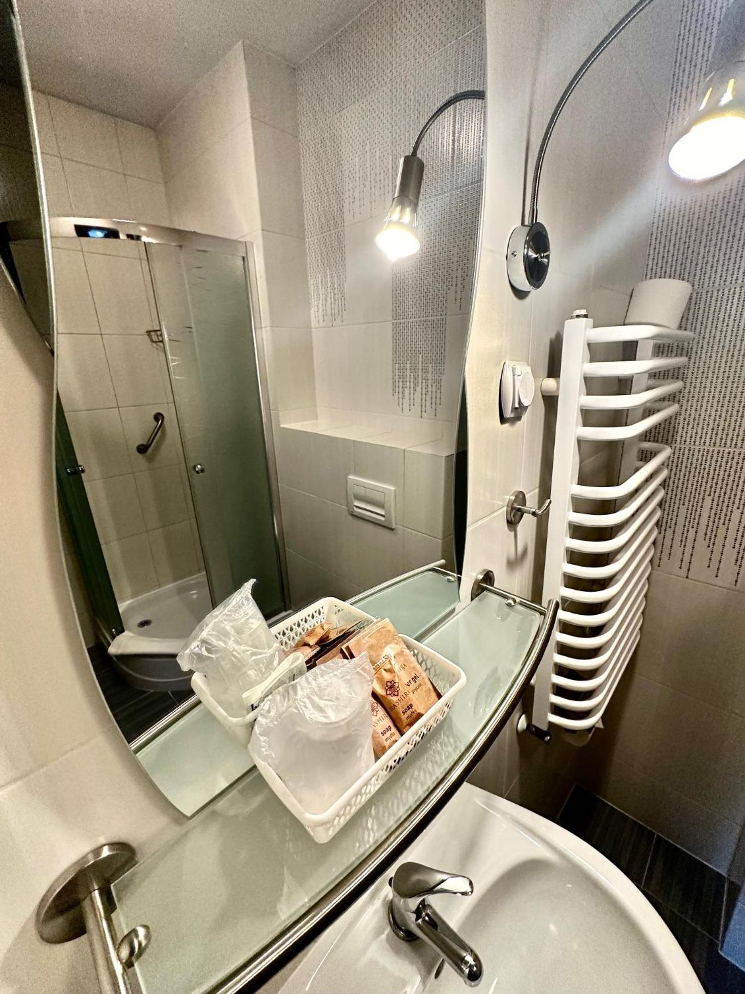 Hotel Pod Debami Ostrów Wielkopolski Exteriör bild