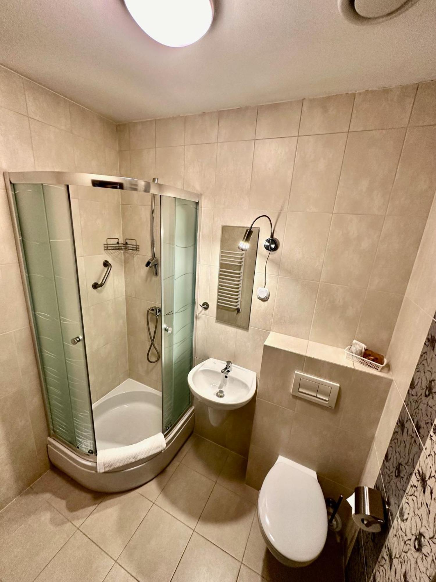 Hotel Pod Debami Ostrów Wielkopolski Exteriör bild