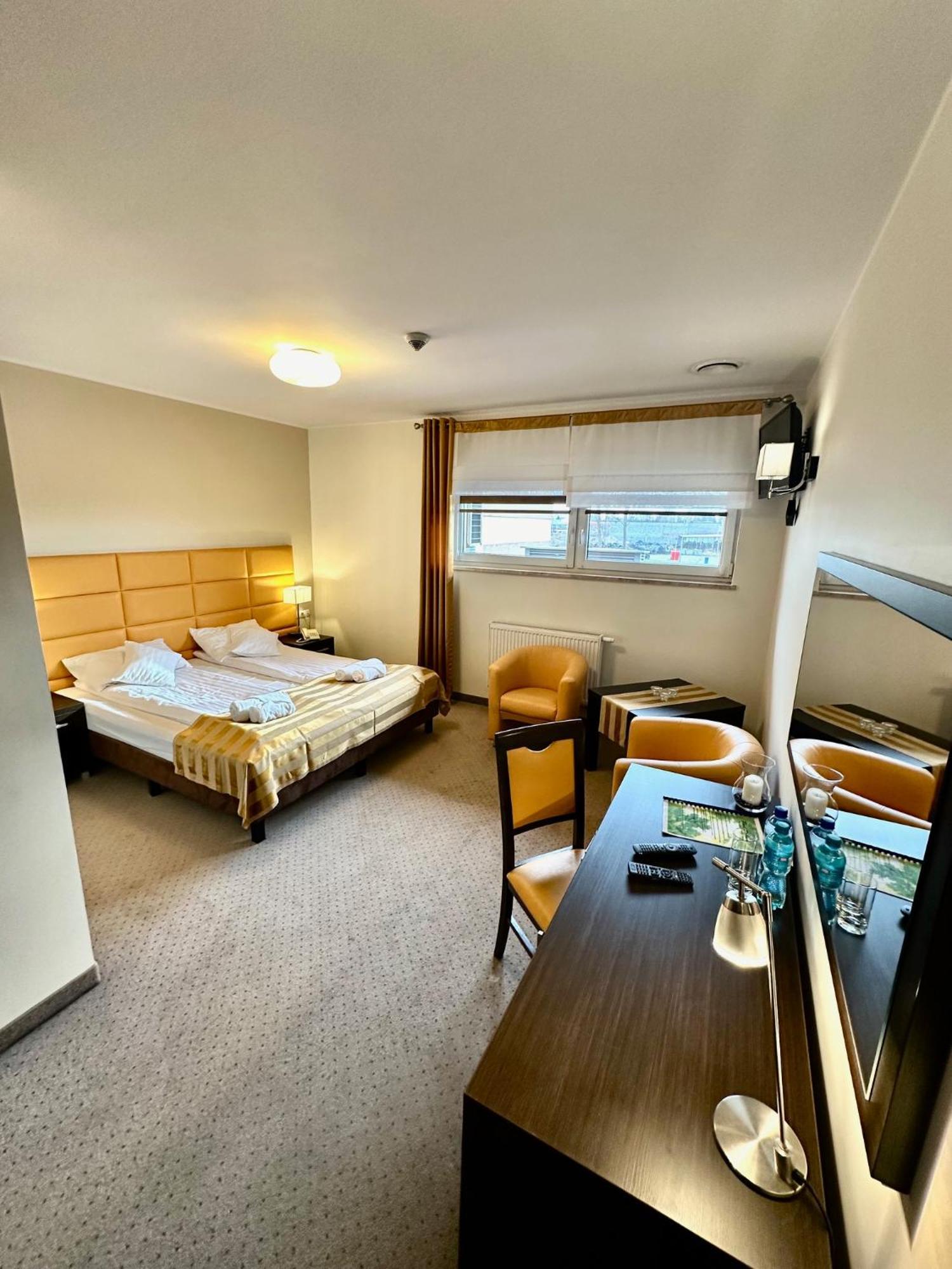 Hotel Pod Debami Ostrów Wielkopolski Exteriör bild