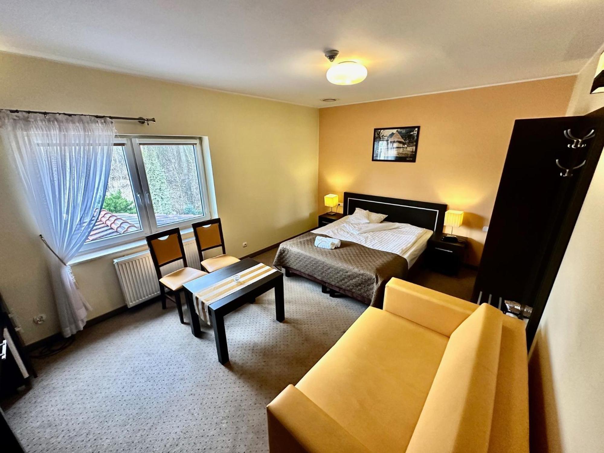 Hotel Pod Debami Ostrów Wielkopolski Exteriör bild