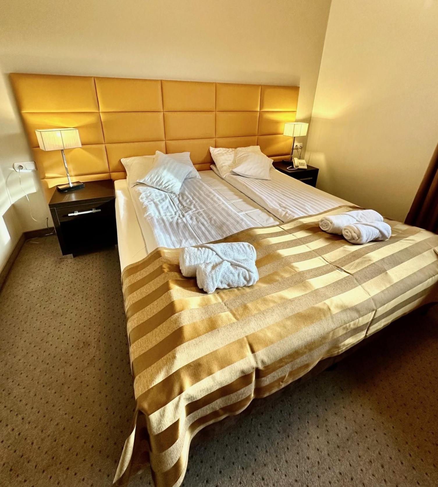Hotel Pod Debami Ostrów Wielkopolski Exteriör bild