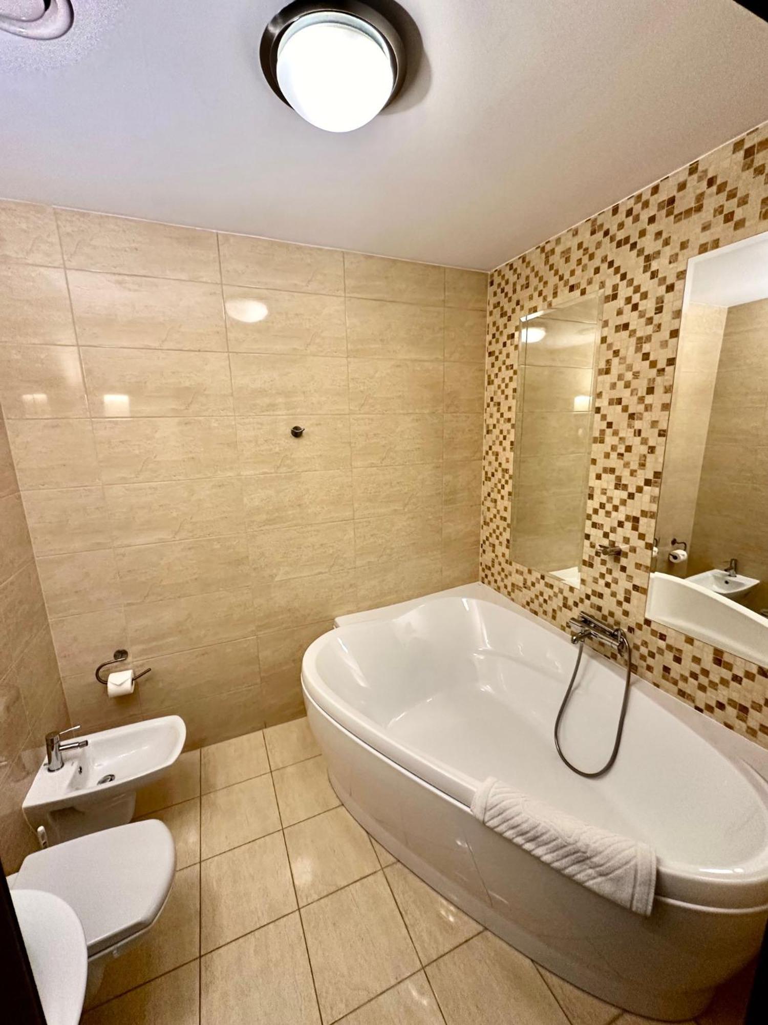 Hotel Pod Debami Ostrów Wielkopolski Exteriör bild
