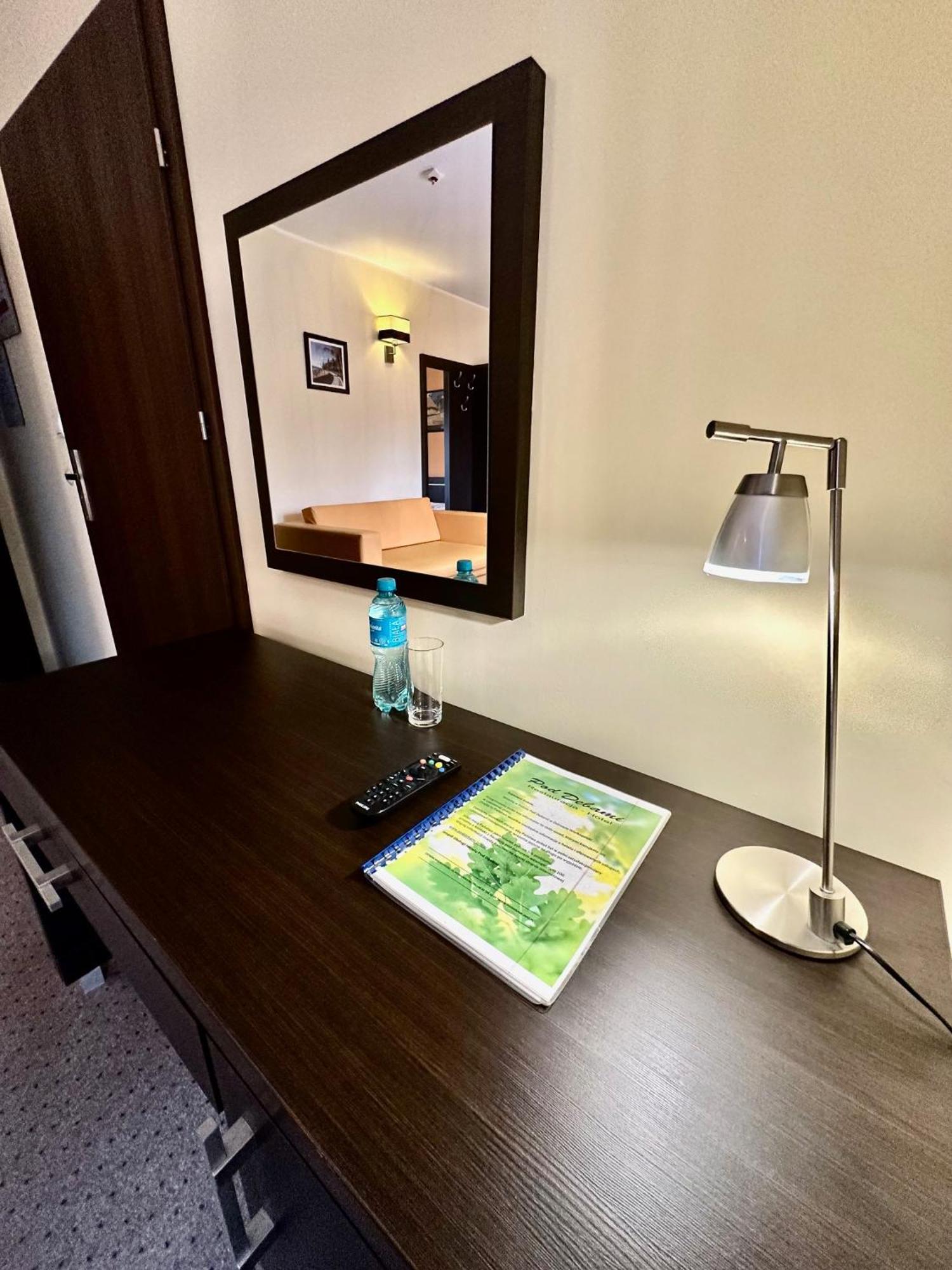 Hotel Pod Debami Ostrów Wielkopolski Exteriör bild
