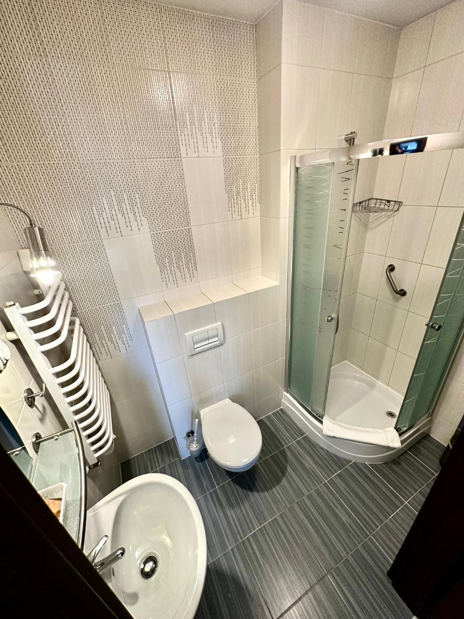 Hotel Pod Debami Ostrów Wielkopolski Exteriör bild
