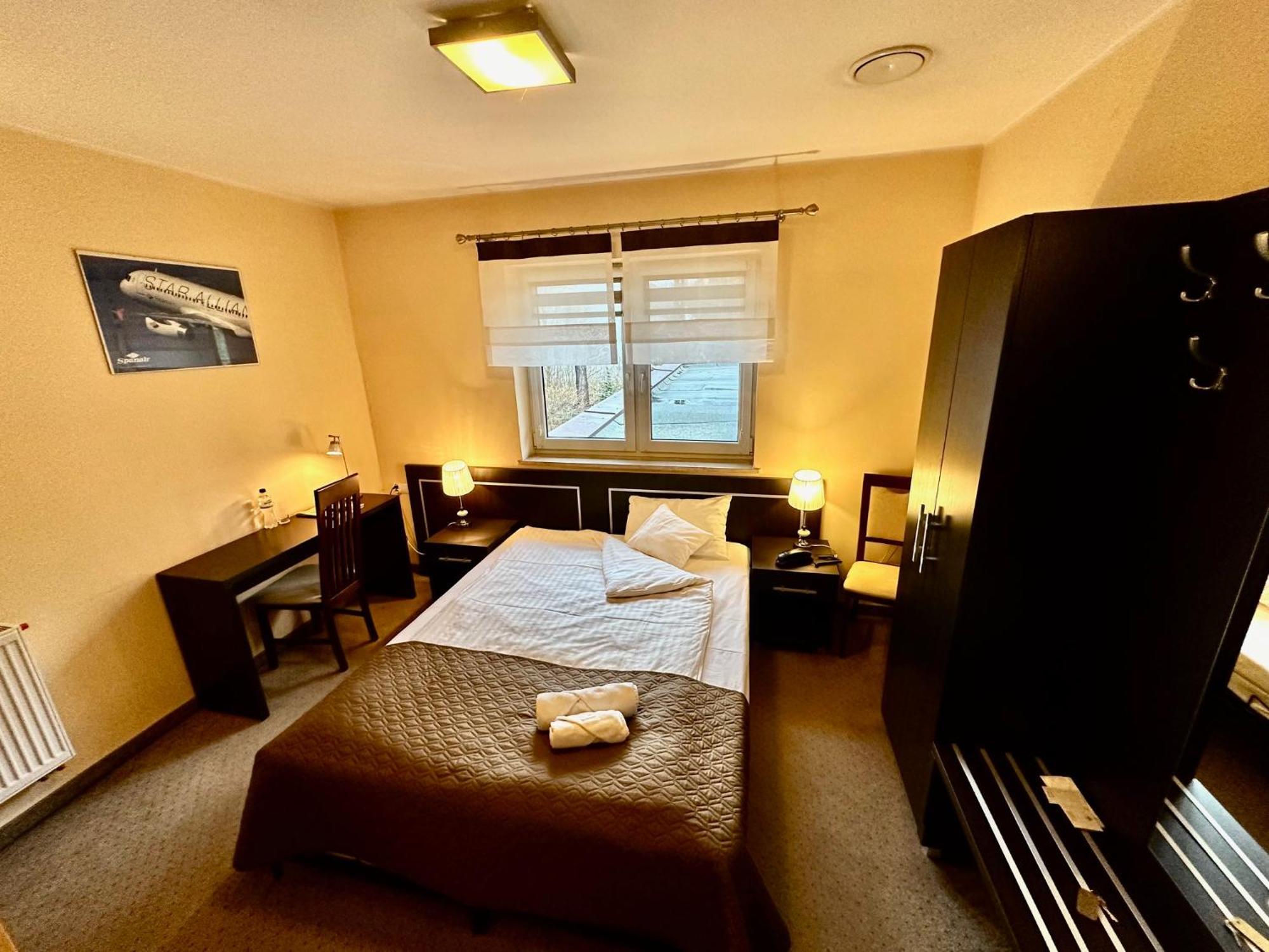 Hotel Pod Debami Ostrów Wielkopolski Exteriör bild